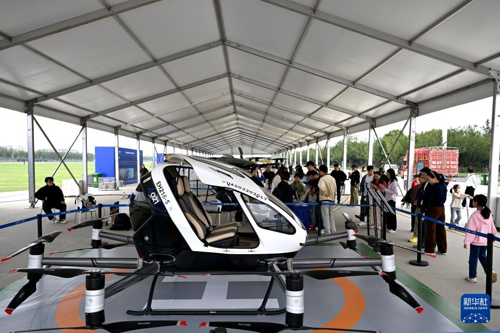 Ngày 21 tháng 9, người dân tham quan một máy bay điện cất hạ cánh thẳng đứng (eVTOL) không người lái.
Ảnh: Hoàng Bác Hàm - Phóng viên Tân Hoa xã