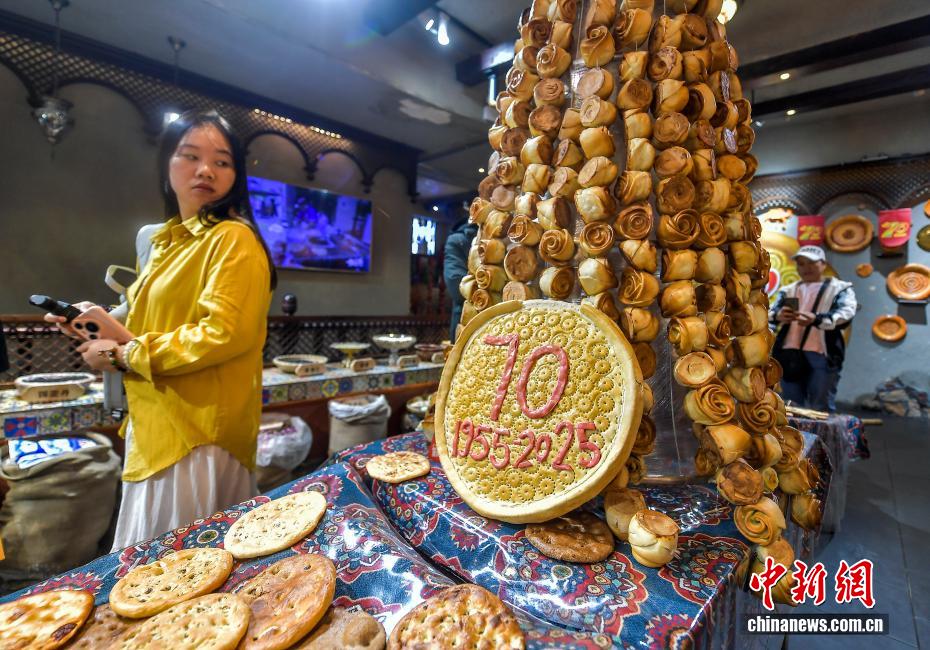 Urumqi rực rỡ đón chào kỷ niệm 70 năm thành lập khu tự trị Duy Ngô Nhĩ Tân Cương của Trung Quốc