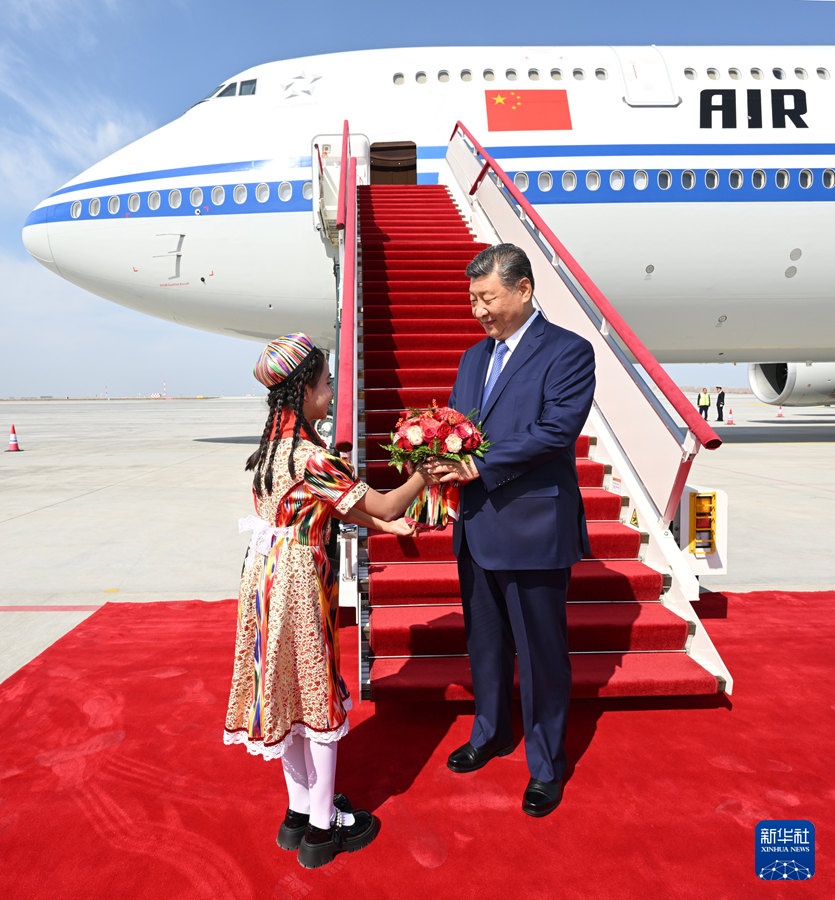 Tổng Bí thư Trung Quốc Tập Cận Bình dẫn Đoàn đại biểu Trung ương đến Urumqi tham dự Lễ kỷ niệm 70 năm thành lập Khu tự trị Duy Ngô Nhĩ Tân Cương