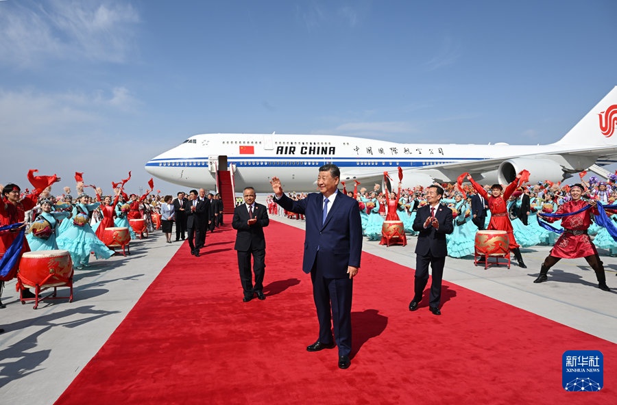 Tổng Bí thư Trung Quốc Tập Cận Bình dẫn Đoàn đại biểu Trung ương đến Urumqi tham dự Lễ kỷ niệm 70 năm thành lập Khu tự trị Duy Ngô Nhĩ Tân Cương