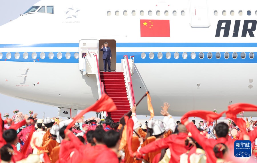 Tổng Bí thư Trung Quốc Tập Cận Bình dẫn Đoàn đại biểu Trung ương đến Urumqi tham dự Lễ kỷ niệm 70 năm thành lập Khu tự trị Duy Ngô Nhĩ Tân Cương