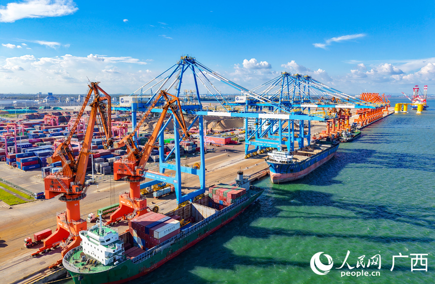 Container xuất khẩu đầu tiên tại khu cảng Thiết Sơn Bắc Hải đang được bốc xếp lên tàu.