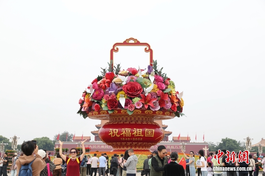 Công trình trang trí hoa khổng lồ “Chúc mừng Tổ Quốc” tại Quảng trường Thiên An Môn, Bắc Kinh thu hút người dân và du khách
