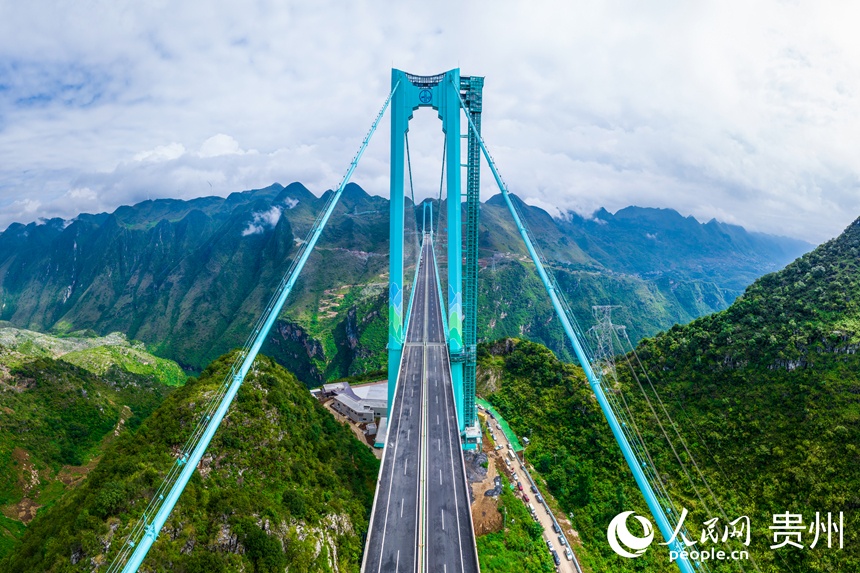 Toàn cảnh cầu hẻm núi Hoa Giang từ trên cao. Ảnh: Tô Mẫn - Phóng viên Nhân Dân nhật báo điện tử