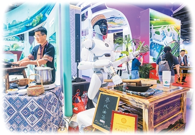Tại không gian triển lãm“Thành phố hấp dẫn” của thành phố Quế Lâm (Trung Quốc), robot AI phối hợp cùng nghệ nhân chế biến món “Trà dầu Công Thành” – di sản văn hóa phi vật thể của Quảng Tây. Ảnh: Nhân Dân nhật báo điện tử