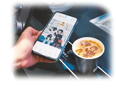 Ngày 19/9, khách tham quan xem robot tạo hình latte. Ảnh: Tân Hoa xã