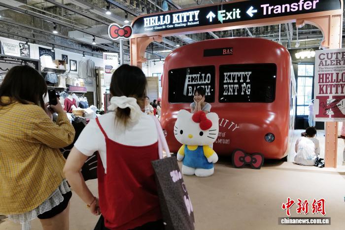 Thượng Hải: Tàu điện ngầm chủ đề Hello Kitty khổng lồ gây chú ý trên phố