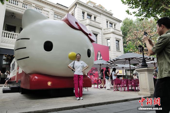 Thượng Hải: Tàu điện ngầm chủ đề Hello Kitty khổng lồ gây chú ý trên phố