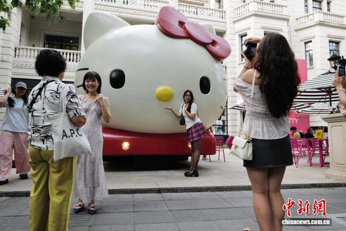 Thượng Hải: Tàu điện ngầm chủ đề Hello Kitty khổng lồ gây chú ý trên phố