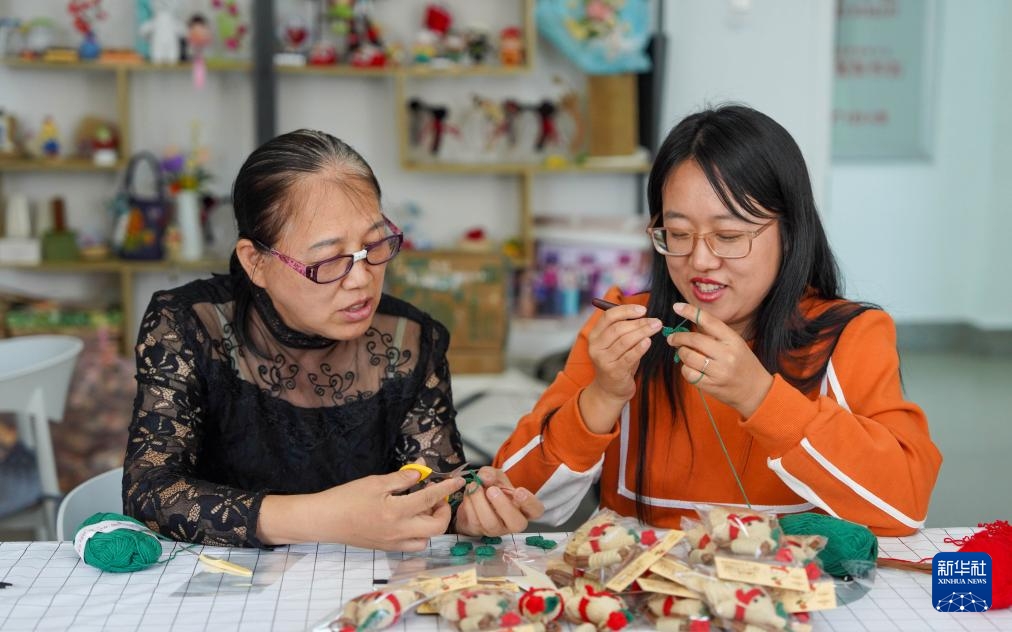 Đôi bàn tay khéo léo dệt nên cuộc sống hạnh phúc
