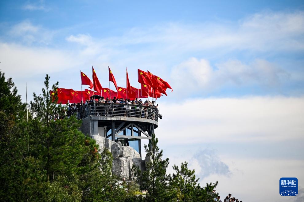 Ngày 5 tháng 10, khách du lịch tham quan tại khu thắng cảnh Tam Hiệp Chi Điên, huyện Phụng Tiết, tỉnh Trùng Khánh, Trung Quốc. Ảnh: Trần Diệp Hoa - Phóng viên Tân Hoa xã