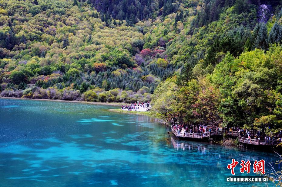 Cửu Trại Câu vào thu đẹp như tranh vẽ, thu hút đông đảo du khách