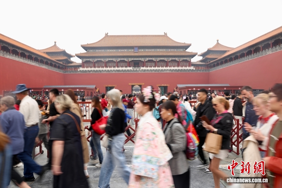 Bắc Kinh: “Cơn sốt” tham quan Tử Cấm Thành tạo nên trào lưu chụp ảnh cổ trang