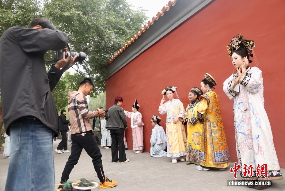Bắc Kinh: “Cơn sốt” tham quan Tử Cấm Thành tạo nên trào lưu chụp ảnh cổ trang