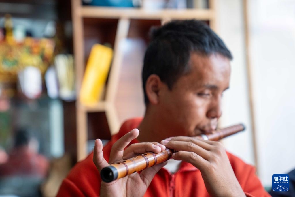 Chàng nhạc công khiếm thị “nhìn” thế giới qua âm nhạc