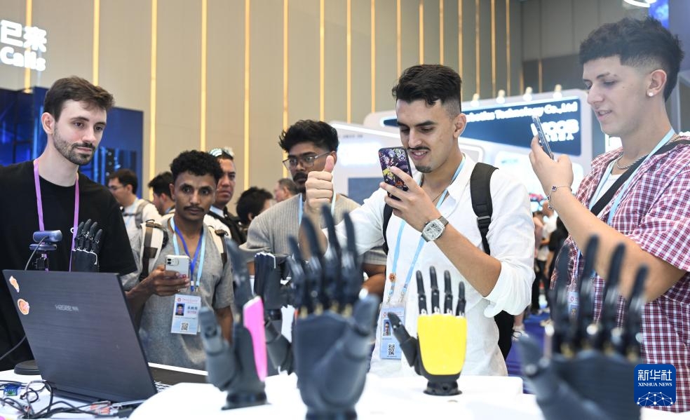 Canton Fair: Robot dịch vụ tạo ra triển vọng mới cho phát triển ngoại thương