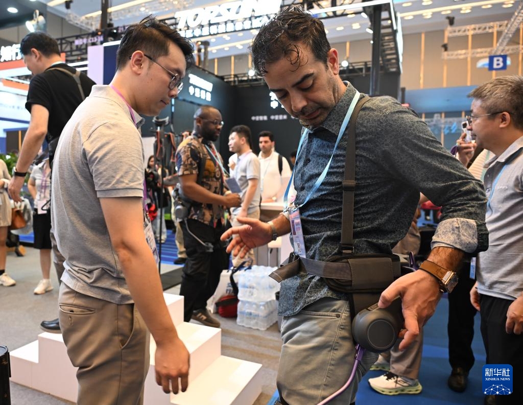 Canton Fair: Robot dịch vụ tạo ra triển vọng mới cho phát triển ngoại thương