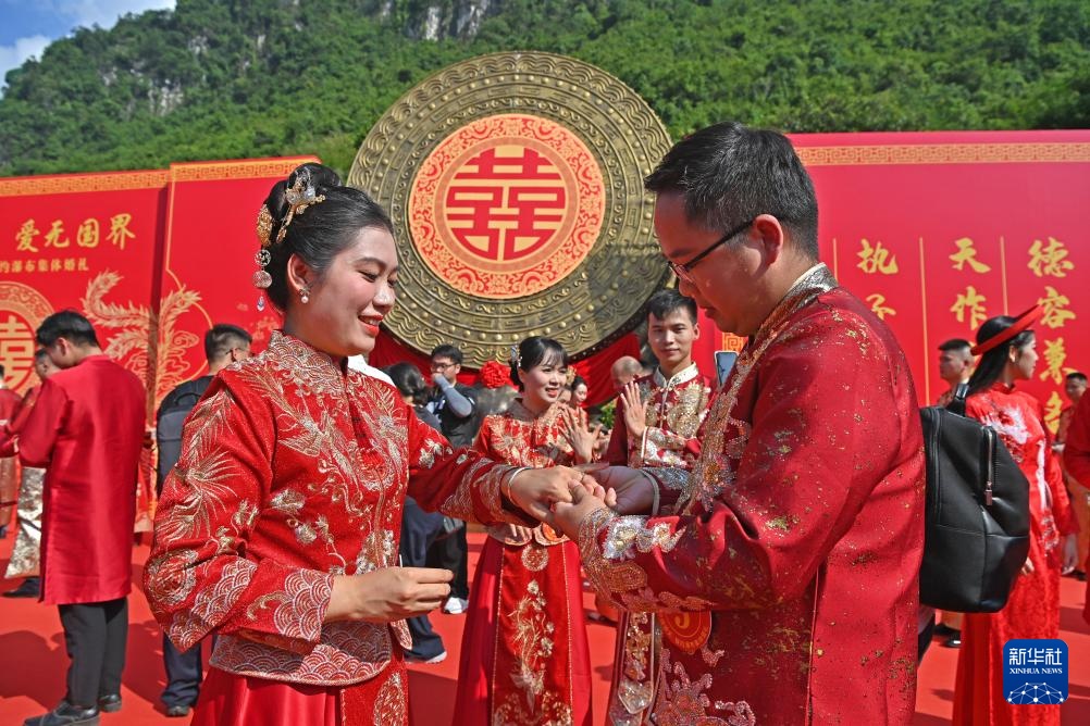Lễ cưới tập thể được tổ chức tại Khu cảnh quan thác Đức Thiên (Trung Quốc) - Bản Giốc (Việt Nam)