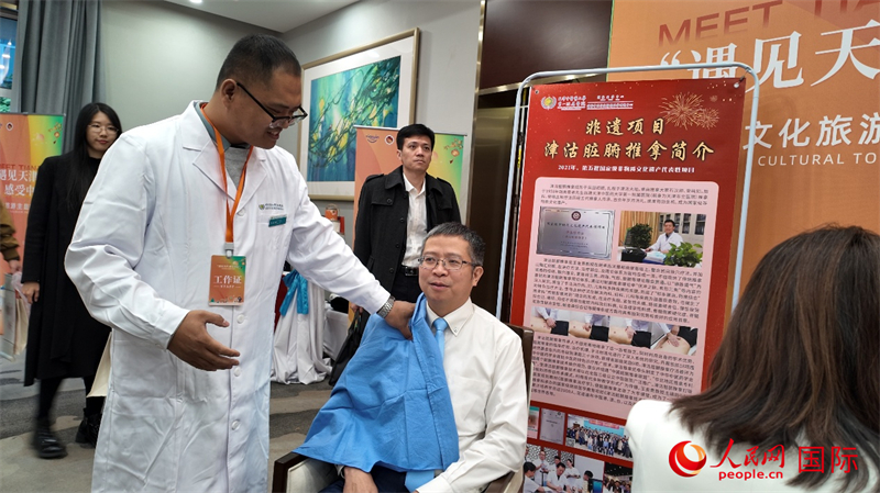 Đại sứ Việt Nam Phạm Thanh Bình trải nghiệm phương pháp “xoa bóp Thiên Cô” truyền thống của Thiên Tân. Ảnh: Trương Lễ Tuyền – Nhân Dân nhật báo điện tử