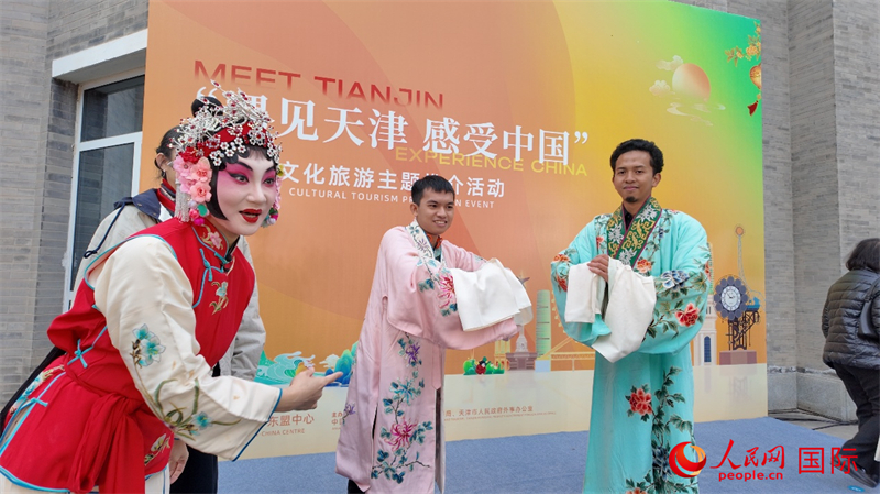 Các nghệ sĩ biểu diễn mời sinh viên Indonesia trải nghiệm văn hóa kịch Trung Hoa. Ảnh: Trương Lễ Tuyền – Nhân Dân nhật báo điện tử   