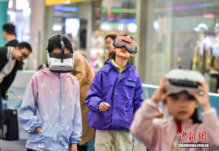 Lễ hội Hoạt hình Tân Cương lần thứ ba (2025) thu hút đông đảo khách tham quan