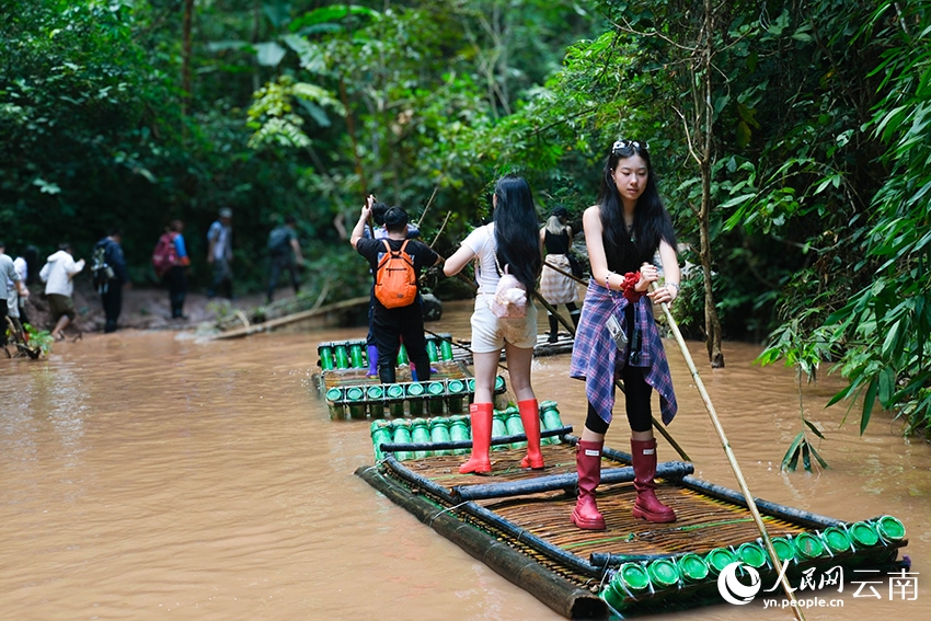 Trekking rừng mưa nhiệt đới đem lại sức sống mới cho làng dân tộc thiểu số Vân Nam