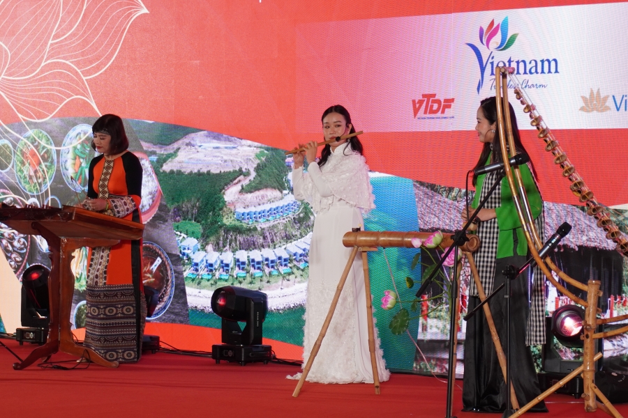 Tiết mục văn nghệ trong chương trình. Ảnh: Dụ Lượng – Nhân Dân nhật báo điện tử