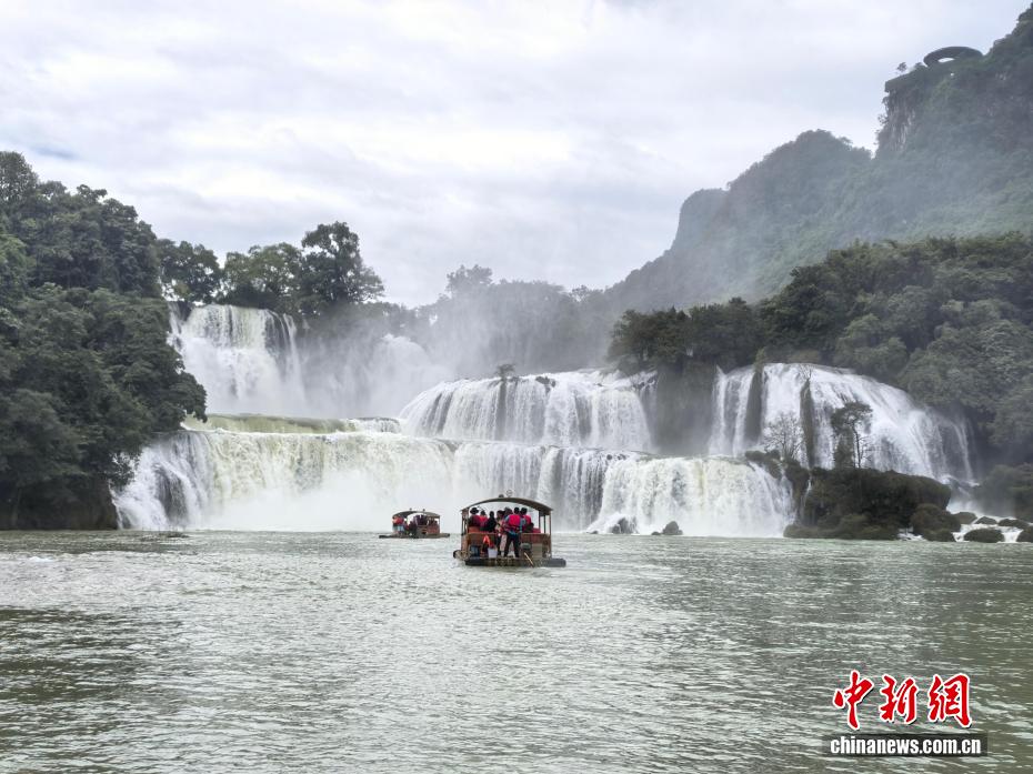 Cảnh tượng hùng vĩ tại thác Đức Thiên (Trung Quốc) - Bản Giốc (Việt Nam)