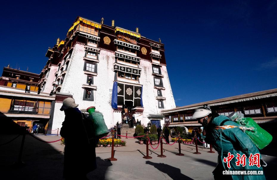 Người dân xếp hàng vận chuyển sơn để “làm đẹp” cho Cung điện Potala.Ảnh: Lý Lâm - Phóng viên Chinanews
