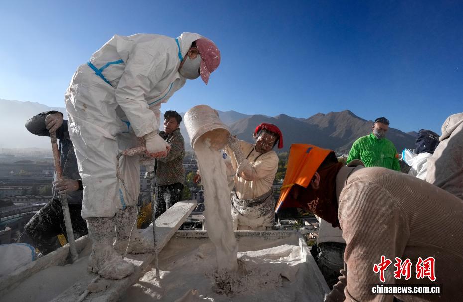 Cung điện Potala Tây Tạng đón công tác “làm đẹp” hàng năm