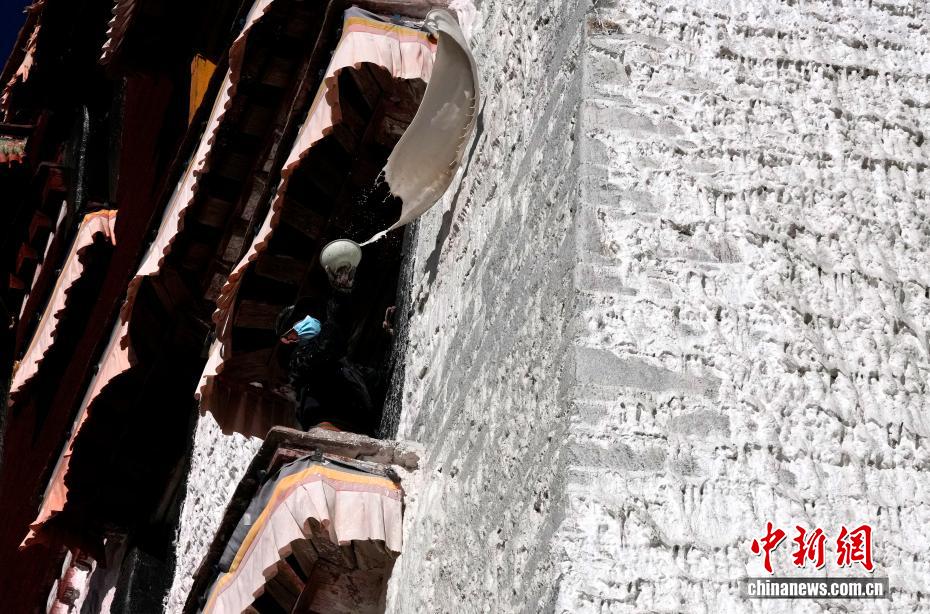 Cung điện Potala Tây Tạng đón công tác “làm đẹp” hàng năm