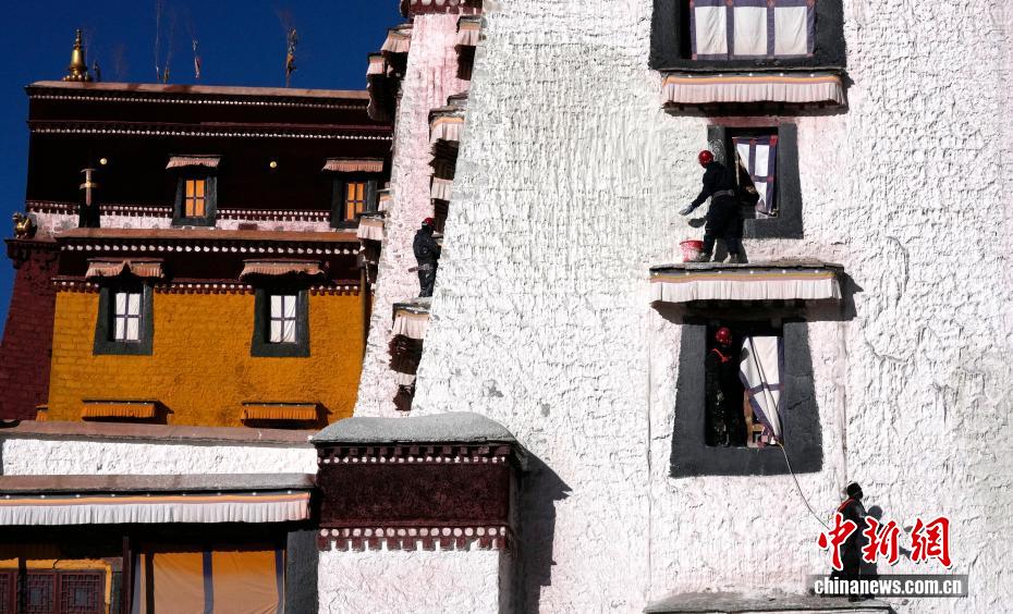 Cung điện Potala Tây Tạng đón công tác “làm đẹp” hàng năm