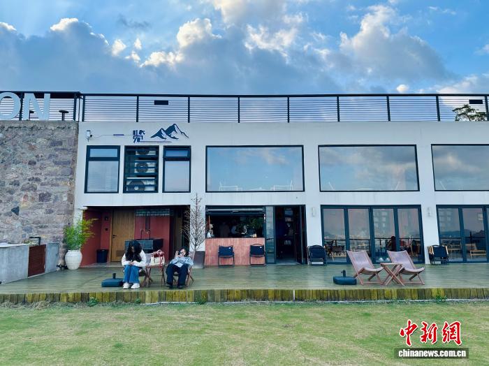 Quán cà phê dưới bầu trời xanh.Ảnh:Trương Bân - Phóng viên Chinanews