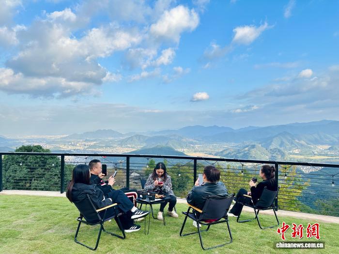 Phụng Hóa, Chiết Giang: Quán cà phê nông thôn “siêu hot” thu hút đông đảo du khách