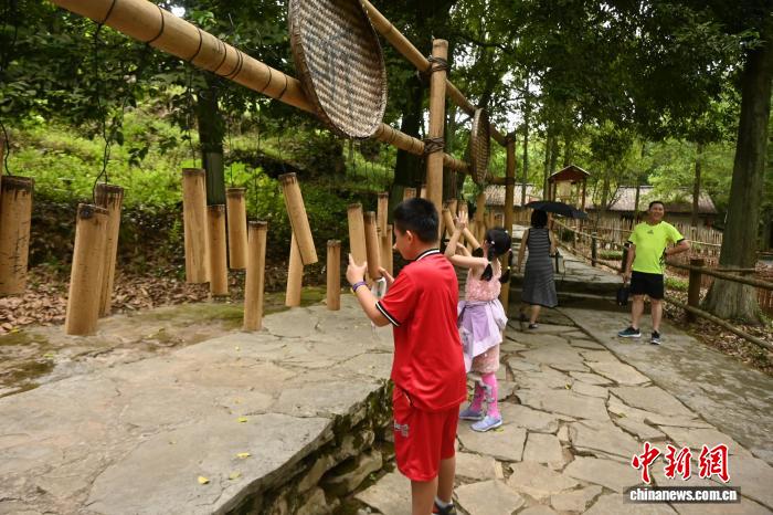 Ngày 10/9, các yếu tố nông thôn thu hút sự chú ý của trẻ em Singapore tại một khu thắng cảnh ở Dư Bắc, Trùng Khánh, Trung Quốc. Ảnh: Trương Húc – Phóng viên Chinanews