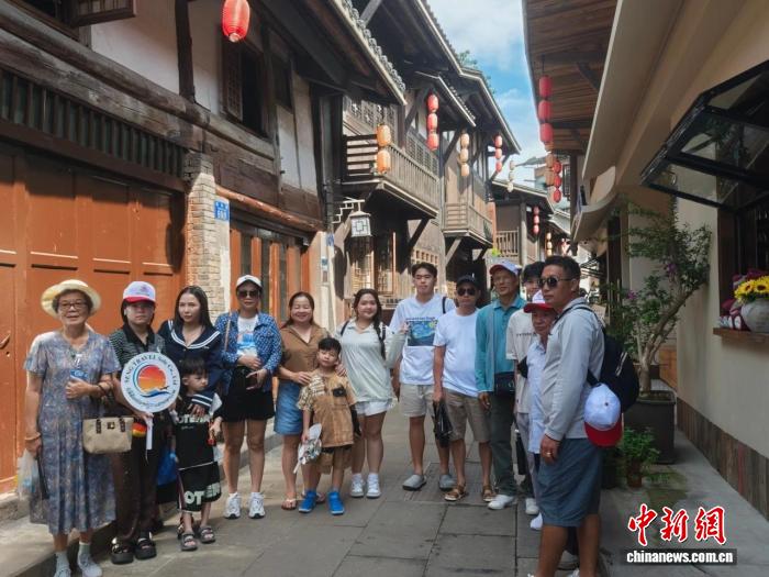 Ngày 25/8, du khách Lào chụp ảnh lưu niệm tại trấn cổ Phiên Nham, thị trấn Kim Đao Hiệp, quận Bắc Bội, Trùng Khánh, Trung Quốc. Ảnh do Khu thắng cảnh thị trấn Kim Đao Hiệp cung cấp