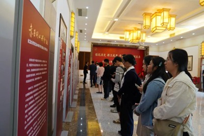 Các đại biểu và đại diện du học sinh xem triển lãm ảnh lịch sử kỷ niệm 80 năm Quang phục Đài Loan. Ảnh do Đại sứ quan Trung Quốc tại Việt Nam cung cấp