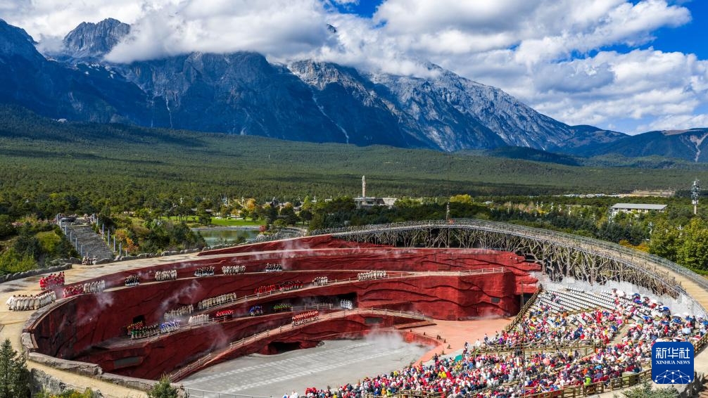 Ngày 26 tháng 10, khách du lịch thưởng thức màn biểu diễn “Ấn tượng Lệ Giang” tại khu thắng cảnh Núi tuyết Ngọc Long, thành phố Lệ Giang, tỉnh Vân Nam, Trung Quốc (ảnh được chụp bằng máy bay không người lái).Ảnh: Hồ Siêu - Phóng viên Tân Hoa xã