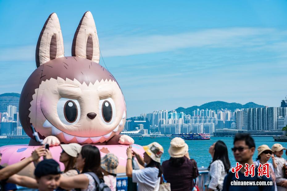 Mô hình bơm hơi Labubu khổng lồ thu hút người dân và khách du lịch chụp ảnh lưu niệm.Ảnh: Hầu Vũ - Phóng viên Chinanews