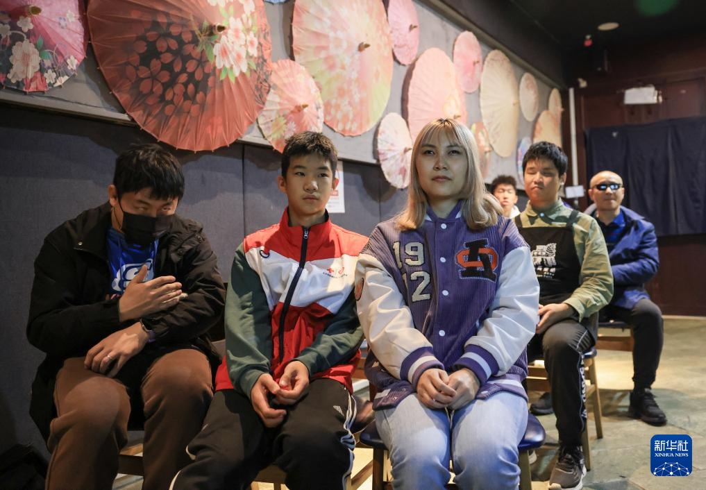 Ngày 26 tháng 10 tại Nhà hàng Bóng Tối Muma Tonghua, người khiếm thị và tình nguyện viên cùng xem phim “không rào cản”.