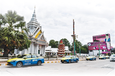 Những chiếc xe điện GAC Aion do Trung Quốc sản xuất trở thành điểm nhấn rực rỡ trên đường phố tỉnh Khon Kaen, Thái Lan.  Ảnh: Prawit – Phóng viên Nhân Dân nhật báo tại đơn vị Châu Á - Thái Bình Dương