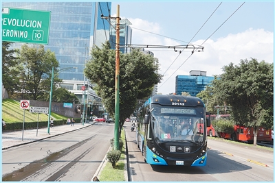 Tại thủ đô Mexico, những chiếc xe buýt điện hai nguồn Yutong lướt qua các tuyến phố thương mại sầm suất, mang đến cho người dân trải nghiệm di chuyển xanh nhanh chóng và tiện lợi, tô điểm thêm nét hiện đại cho giao thông đô thị. Ảnh: Ernesto Dominguez – Phóng viên Nhân Dân nhật báo tại đơn vị Mexico