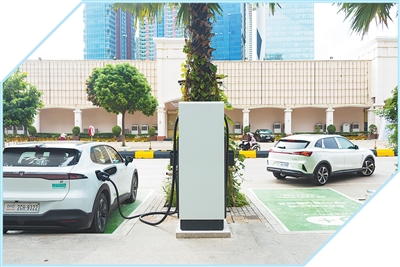 Ô tô điện Trung Quốc đang sạc tại trạm sạc xe ở Phnom Penh, Campuchia. Ảnh: John Tiala – Phóng viên Nhân Dân nhật báo tại đơn vị Châu Á - Thái Bình Dương