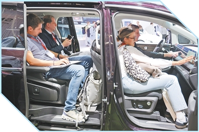 Khách tham quan trải nghiệm xe năng lượng mới của Trung Quốc tại Triển lãm Ô tô và Di chuyển Thông minh Quốc tế (IAA Mobility) 2025 diễn ra ở Đức. Ảnh: Yi Lin – Phóng viên Nhân Dân nhật báo tại đơn vị Châu Âu