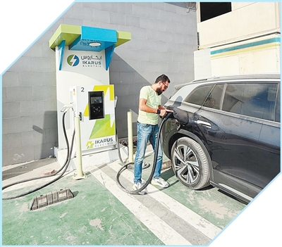 Một tài xế đang sạc xe điện tại Cairo, Ai Cập. Ảnh: Montasser Hawande