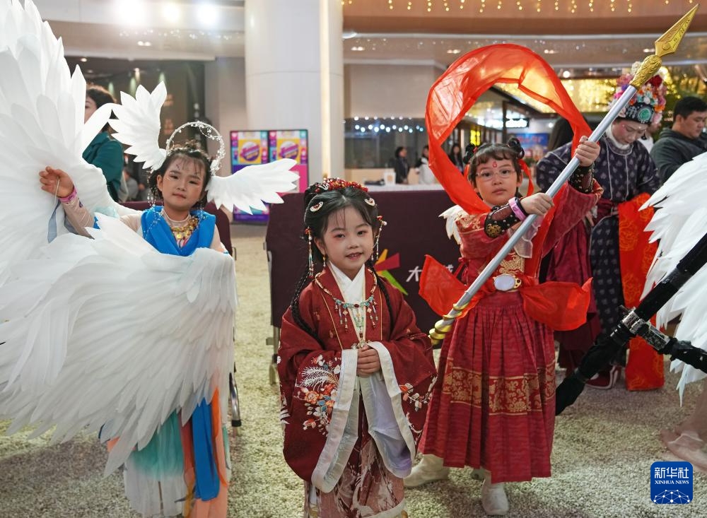 Ngày 26 tháng 10, các em nhỏ trình diễn tạo hình.Ảnh: Lưu Dĩnh - Phóng viên Tân Hoa xã