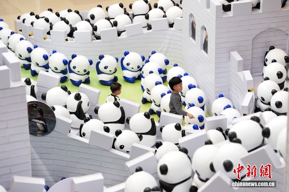 Nhiều em nhỏ đã cùng vui chơi trong một tác phẩm nghệ thuật gấu trúc ở Trung tâm thương mại Quốc Mậu, Bắc Kinh, Trung Quốc. Ảnh: Trương Tường Nghị - Phóng viên Chinanews