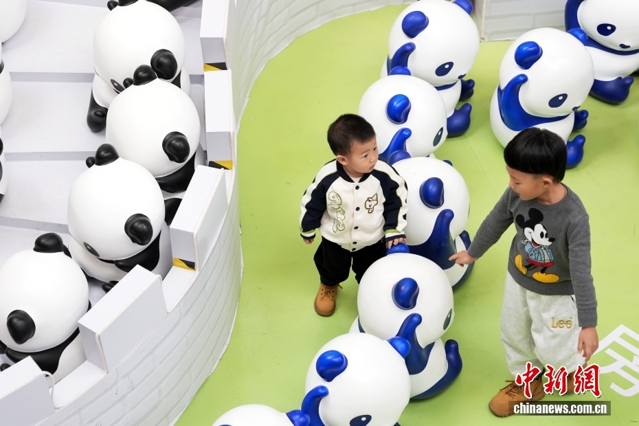 Ngày Quốc tế Gấu trúc: Tác phẩm nghệ thuật Gấu trúc thu hút người dân Bắc Kinh