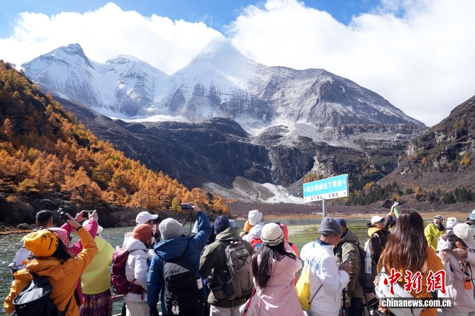 Cảnh sắc mùa thu tuyệt đẹp tại Đạo Thành Á Đinh
