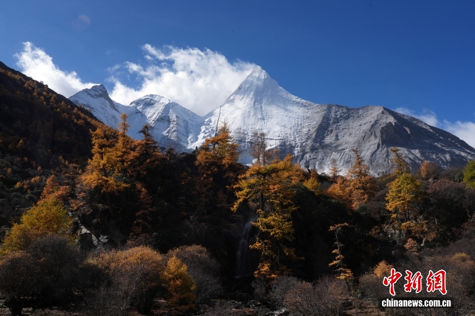 Cảnh sắc mùa thu tuyệt đẹp tại Đạo Thành Á Đinh